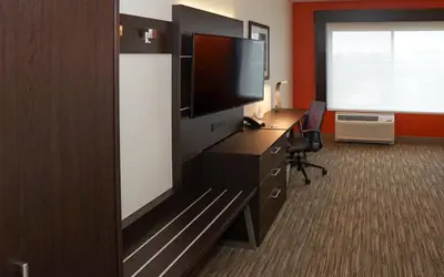 Holiday Inn Express & Suites - Aurora Medical Campus by IHG