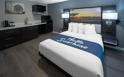 Days Inn by Wyndham Galt - Elk Grove South