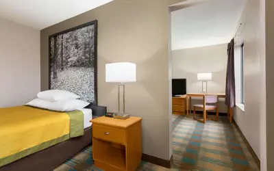 Super 8 by Wyndham Hannibal