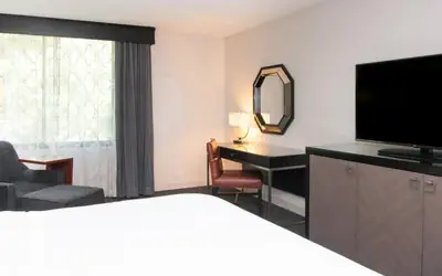 Sheraton Minneapolis West Hotel