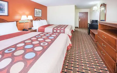 Super 8 by Wyndham White Hall