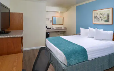 Edgewater Inn and Suites