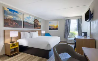 Days Inn & Suites by Wyndham Fort Bragg/Cross Creek Mall