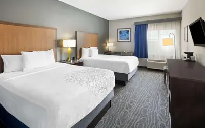 La Quinta Inn & Suites by Wyndham Mercedes Outlet Mall