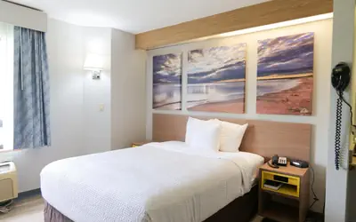 Days Inn by Wyndham Flint/Bishop International Airport