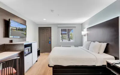 Days Inn & Suites by Wyndham Niagara Falls/Buffalo