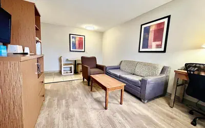 Days Inn & Suites by Wyndham Arlington Near Six Flags