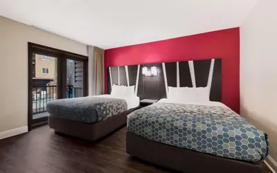 Econo Lodge Inn & Suites on the River