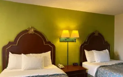 Travelodge by Wyndham Sellersburg