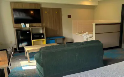 Days Inn & Suites by Wyndham Des Moines Airport