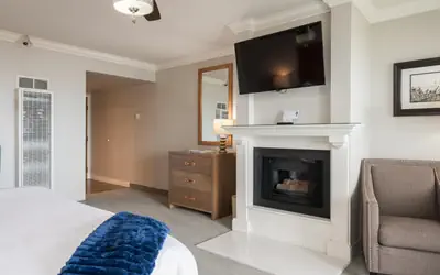 456 Embarcadero Inn & Suites