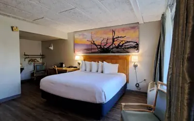 Days Inn & Suites by Wyndham Jekyll Island