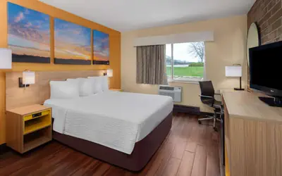 Days Inn by Wyndham Rockford I-90 Walking Distance to Casino