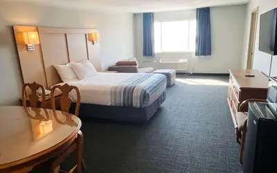 Days Inn & Suites by Wyndham Williamsburg IA North