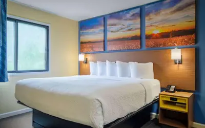 Days Inn & Suites by Wyndham Waterloo