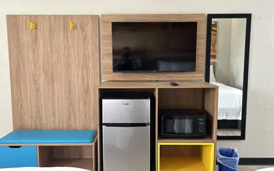 Days Inn by Wyndham Hinesville Near Fort Stewart, Newly Renovated, Free Hot Breakfast, Restaurant and Bar