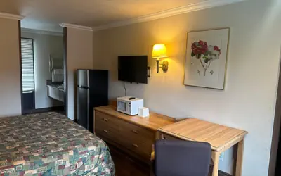 Palm Inn Hotel near Tyler Mall Riverside