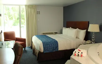 Travelodge by Wyndham Water's Edge Hotel - Racine