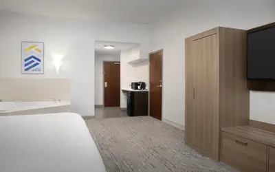 Holiday Inn Express & Suites Alexandria - Fort Belvoir by IHG