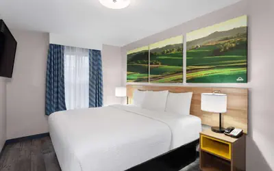 Days Inn & Suites by Wyndham Sellersburg