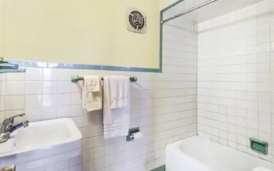 OYO Hotel Downtown Peoria I-74