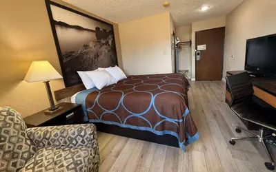 Super 8 by Wyndham Hutchinson