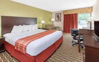 Days Inn & Suites by Wyndham Madison Heights MI