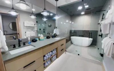 Luxury Cottage with Pool, Hot Tub, and Tennis Court in Oak Lawn