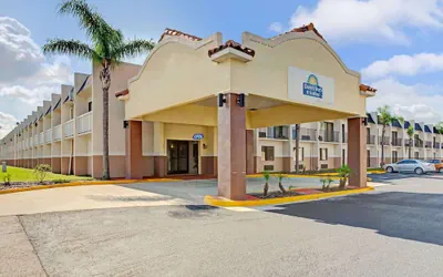 Days Inn & Suites by Wyndham Tampa/Fairground/Casino Area