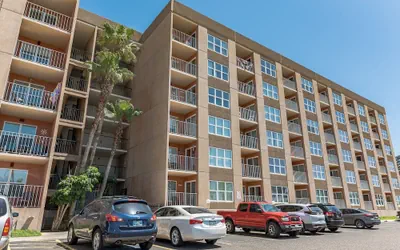 Charming 1 Bedroom, 3 Minute Walk To The Beach Condo by RedAwning