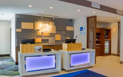 Holiday Inn Express & Suites Detroit North - Roseville by IHG