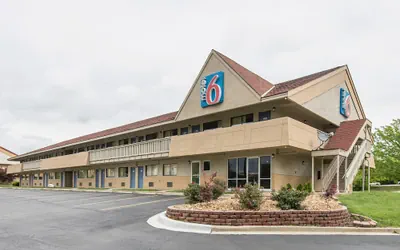 Motel 6 Overland Park, KS