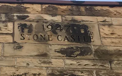 The Stone Castle - With Private Yard & Parking, Near Falls & Casino by Niagara Hospitality