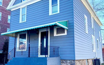 The Eastside Manor - Private Yard & Parking, Near Falls & Casino by Niagara Hospitality