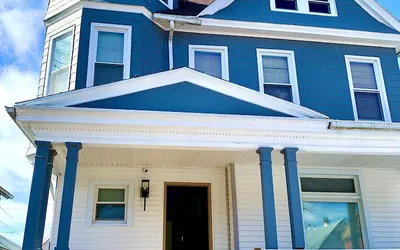 The Iron Scow - With Private Yard & Parking, Near Falls & Casino by Niagara Hospitality