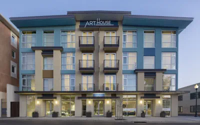 Art House Hotel and Suites