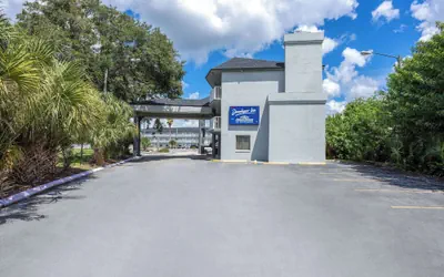 Howard Johnson by Wyndham Orlando Lake Buena Vista South