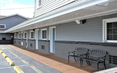 Hometowne Inn & Suites