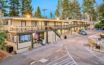 The Moose and Maple Lodge