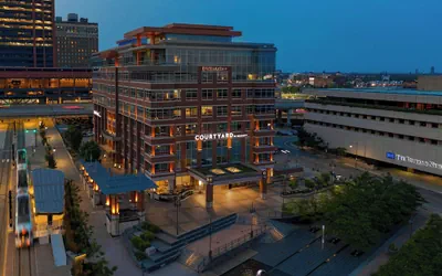 Courtyard Buffalo Downtown / Canalside