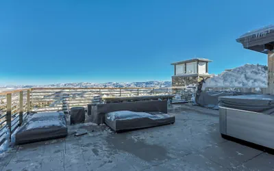 Two Bedroom Penthouse 2 Apartment Hotel by RedAwning