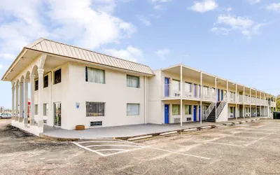 Motel 6 Waco, TX - Lacy Lakeview