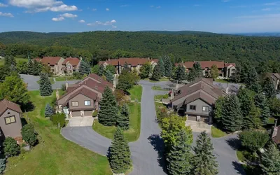 Seven Springs 1 Bedroom Premium Condo, Ski In/Ski Out by RedAwning