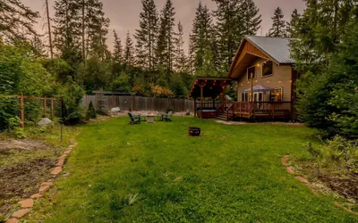 Paws In The Mountains 2 Bedroom Home by NW Comfy Cabins by RedAwning