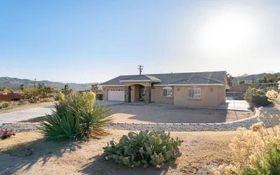 Hillside Desert House - Hot Tub, Fire Pit And Bbq! 3 Bedroom Home by RedAwning