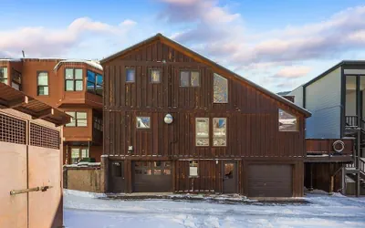 Comfort, Style, Short Walk To Town Park & Gondola 1 Bedroom Condo by RedAwning