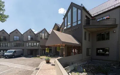 Ski Trip Value! Walk Everywhere, Hot Tub, Top Floor 1 Bedroom Condo by RedAwning