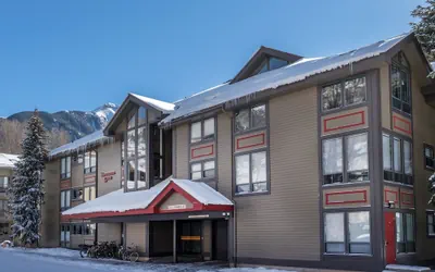 West End Walk To Lift 7 Hot Tub, Parking, Open Kitchen + Living Space 2 Bedroom Condo by RedAwning