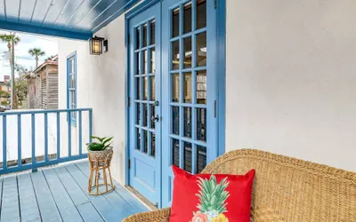 62 Hypolita Carriage House