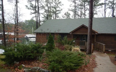 Lake view three bedroom, three bath Harbor North luxury cottage with private hot tub overlooking Lake Ouachita. by RedAwning